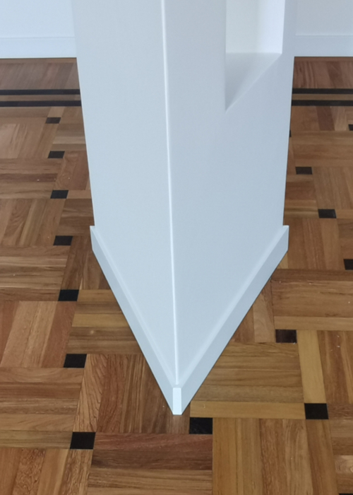 Battiscopa bianco squadrato colonna triangolare