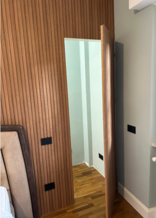 parete rivestita in listelli in legno con porta